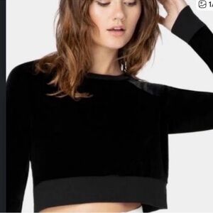 BEYOND YOGA BNWOT BLACK CROPPED SWEATSHIRT SZ M
